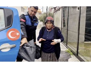 Sel riskine karşı sahada olan zabıta ekipleri vatandaşa yardım etti