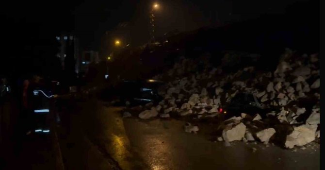 İstinat duvarı park halindeki araçların üzerine çöktü