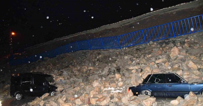 İstinat duvarının park halindeki araçların üzerine çöktüğü anlar kamerada