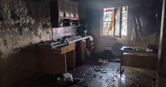 Camide çıkan yangın hasara neden oldu
