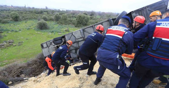 Kazada yaralanan yolcu o anları anlattı: "Önce yan yatıp süründük, sonra bariyer saplandı"