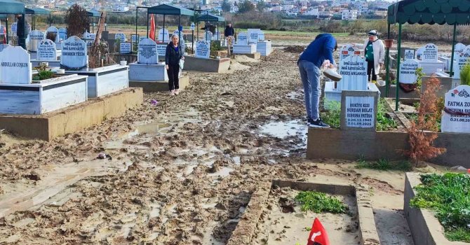 Mezarlar selde çöktü aileler isyan etti