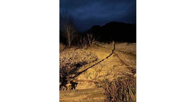 Isparta’da etkili olan sağanak yağmur nedeniyle bir köyde su baskınları yaşandı