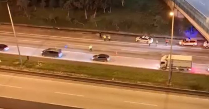 Otoyolda karşıya geçmeye çalıştı, tırın altında kalıp öldü