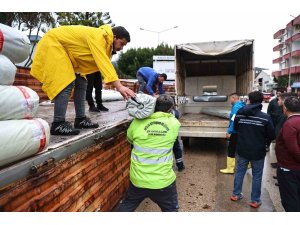 Büyükşehir’den hortum ve fırtınadan zarar gören üreticiye sera naylonu desteği