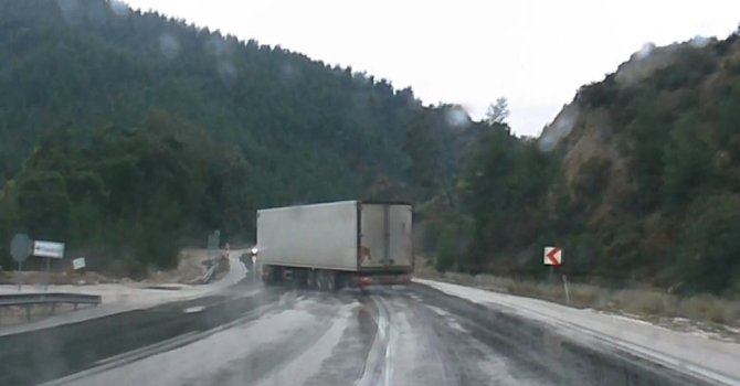 Savrulan tır dorsesi faciaya sebep oluyordu