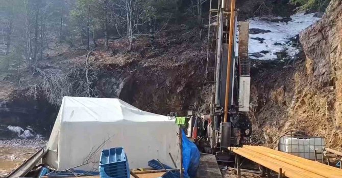 Üzerine kaya düşen işçi öldü