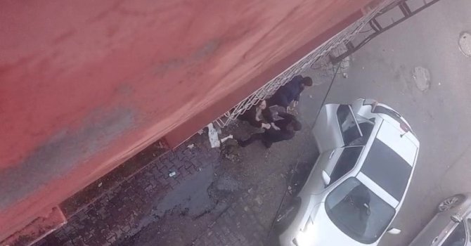 Eski eşini sokak ortasında darbeden şahıs gözaltına alındı