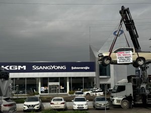 Kamyoneti vinç ile asıp firma önünde eylem yaptı