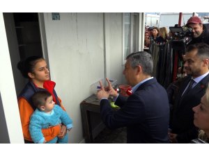 Özgür Özel Osmaniye’de depremzedelerle bir araya geldi