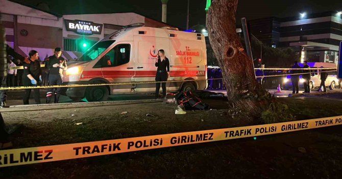 Araç yaya geçidinden geçmek isteyen vatandaşlara çarptı: 3 ölü, 3 yaralı