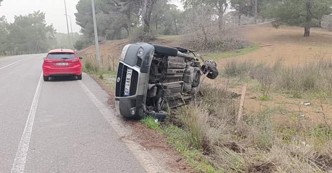 Otomobille çarpışan hafif ticari araç yan yattı: 2 yaralı