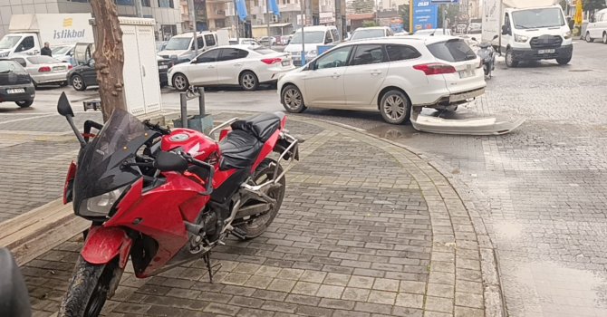 Ters yönden gelen motosikletin otomobille çarpışma anı kamerada: 1 yaralı