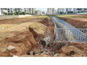 Sarıçam’da dere yatağına ev yapılması, alt yapı yetersizliği sele neden oluyor