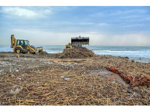 Mersin’de selin izleri sahillerden siliniyor