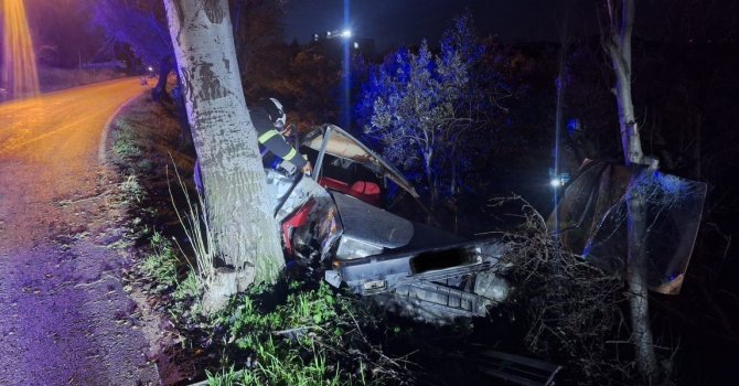 Şarampole devrilen otomobil hurdaya döndü