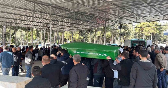 Mersin’deki kazadan acı hikaye: İkizleri ölüm ayırdı, 3 cenaze yan yana defnedildi
