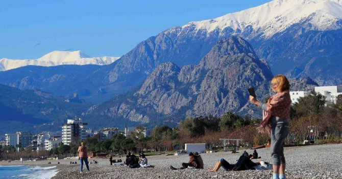Antalya’da karlı dağların gölgesinde deniz keyfi