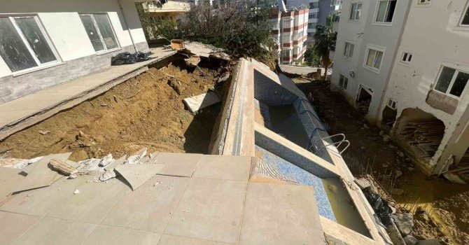 Sağanak sonrası apartman bahçesindeki havuz çöktü, 7 katlı apartman tahliye edildi
