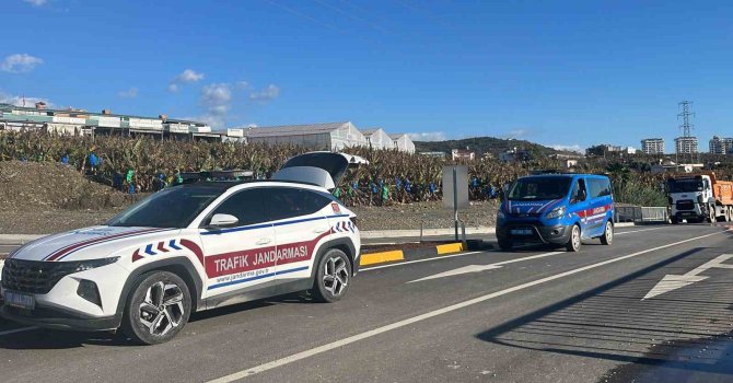 Alanya’da SUV araç ile otomobil çarpıştı: 3 yaralı