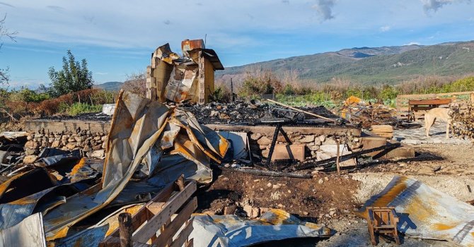 Yanan evden tabancasını almak isterken alevler içinde kalan emekli polis hayat mücadelesini kaybetti