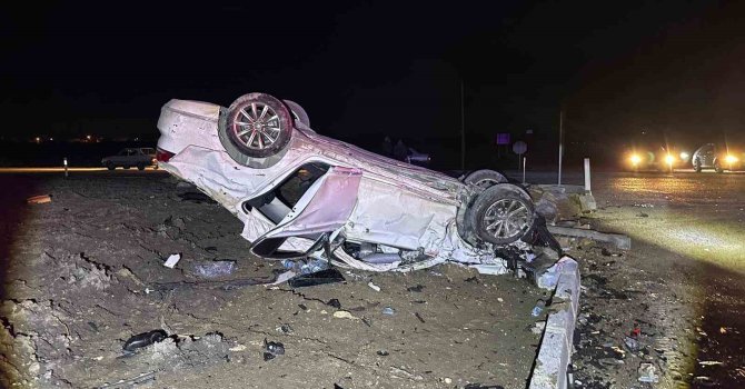 Otomobiller kafa kafaya çarpıştı: 2 yaralı