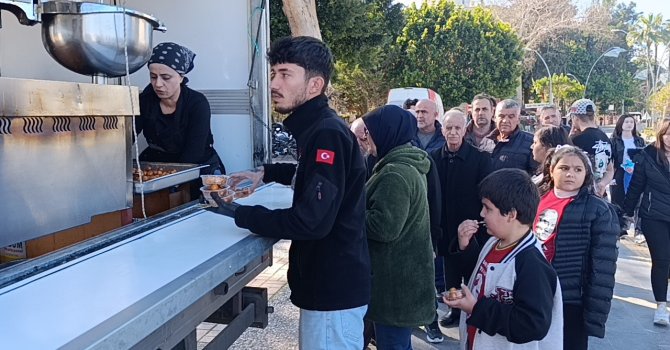 Kaskını kız arkadaşına verdiği kazada hayatını kaybeden motosiklet sürücüsü için lokma dağıtıldı