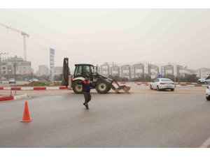 Kepez’de yağış sonrası bozulan yollara müdahale