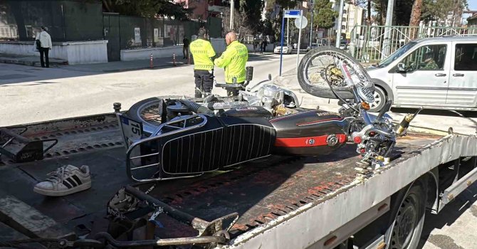 Motosiklet kavşağa kontrolsüz girerek otomobile çarptı: 1’i ağır 2 yaralı