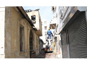 Yangında zarar gören tarihi Mersin evinin çatısı temizlendi