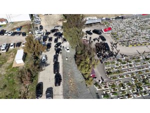 Özgür Özel’den 30 araçlık konvoyla deprem mezarlığına ziyaret