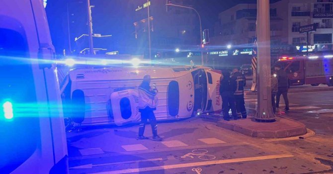 Hasta taşıyan ambulansla otomobil çarpıştı: 4 yaralı