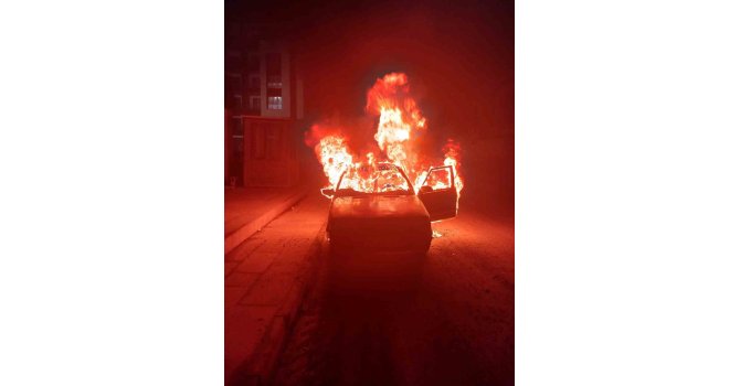 Emanet aldığı otomobil yanınca ne yapacağını şaşırdı