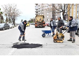 Muratpaşa’da yollar onarılıyor