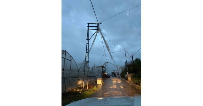 Kumluca’da yağmur ve hortum seraları vurdu