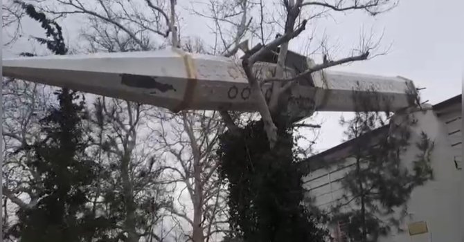 Osmaniye’de şiddetli rüzgar cami minaresini devirdi