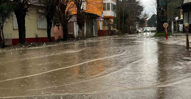 Antalya’da kuvvetli sağanak taşkınlara yol açtı minibüste mahsur kalanlar kepçe yardımıyla kurçarıldı