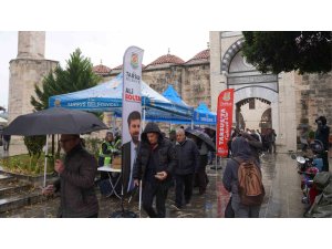 Tarsus’ta 6 Şubat depremlerinin yıl dönümünde helva ikramı yapıldı