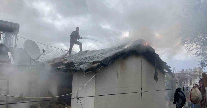 Antalya’da alev alev yanan tek katlı ev küle döndü