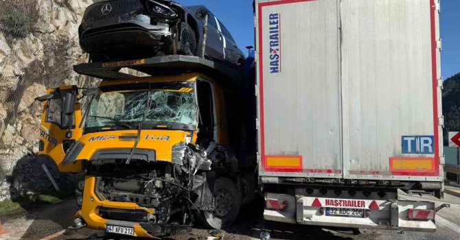 Burdur’da iki tır kafa kafaya çarpıştı: 1’i ağır 2 yaralı