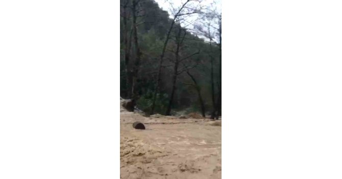 Alanya’da sağanak sonrası su taşkını köprüde zarara neden oldu