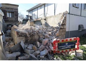 Metruk yapı kontrollü şekilde yıkıldı
