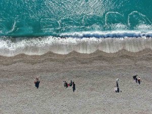 Antalya’da bir gün arayla iki mevsim: Dün sağanak ve fırtına, bugün deniz keyfi