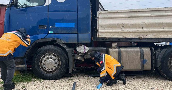 Otobüsle çarpışan tır, barakaya daldı: Ekipler ve vatandaşlar dakikalarca olay yerinde yaralı aradı