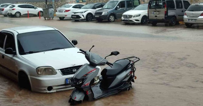 Hatay’da sağanak sele neden oldu, yollar göle döndü