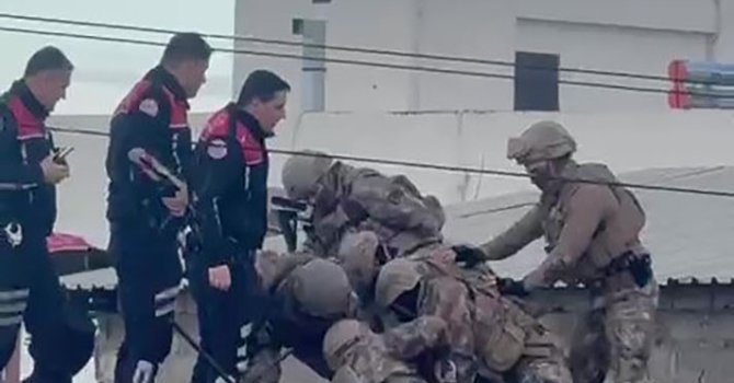 Eski çalıştığı iş yerini basıp 4 kişiyi vuran şahıs çatıda yakalandı