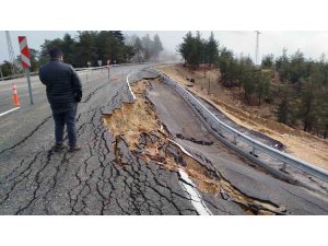 Mersin’de şiddetli yağışta yolda 2 metrelik çukur oluştu
