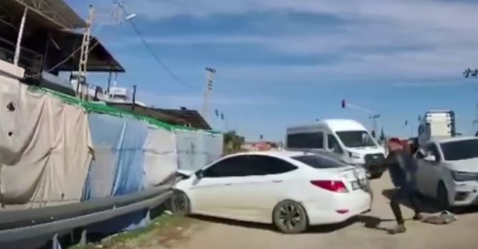 Polisten kaçan insan tacirinin kaza yaptığı operasyonda 10 göçmen yakalandı