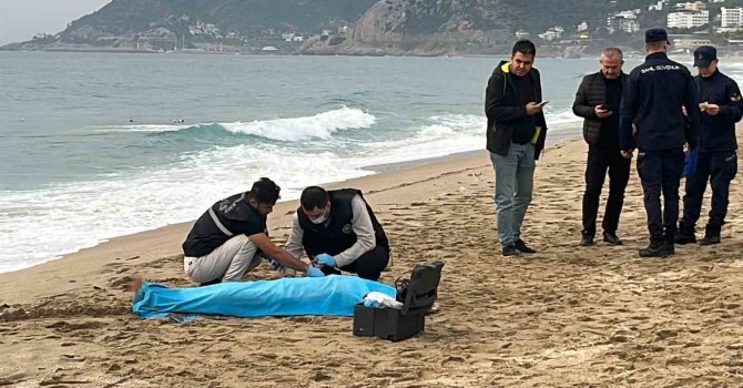 Alanya’da 2,5 ay önce sahilde bulunan ceset ihbarı yamaç paraşütü pilotu kamerasında