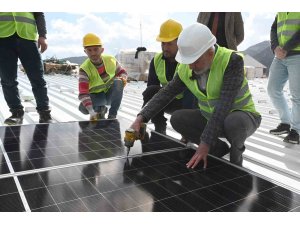 Isparta Belediyesi, pazar alanı çatılarına GES kuruyor